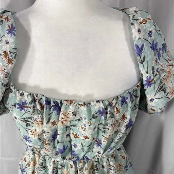 ASTR Floral Puff Sleeve Dress Size Medium - Picture 3 of 9